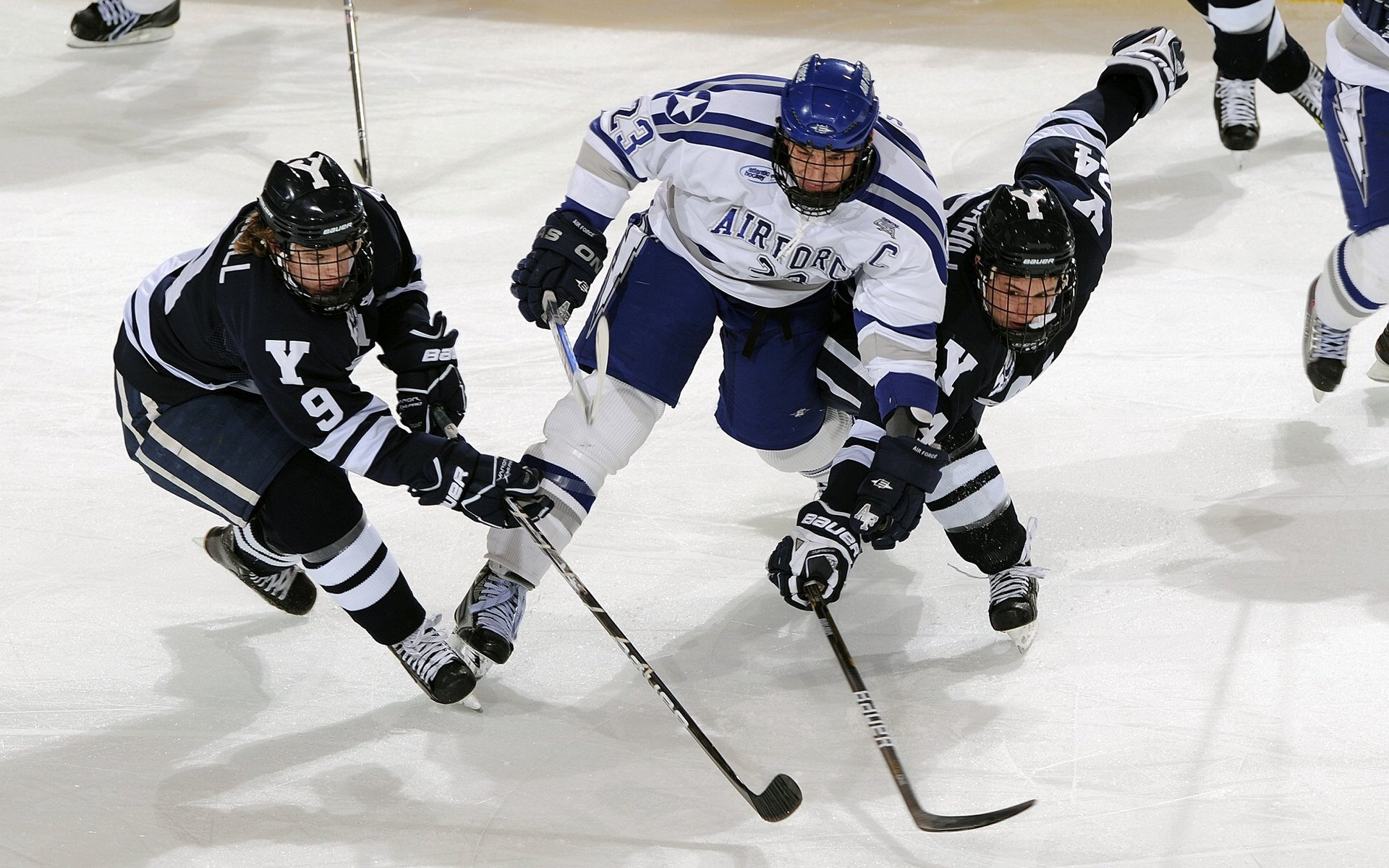 “英超强队遭遇挑战，争冠局势进入关键期”，“英超”